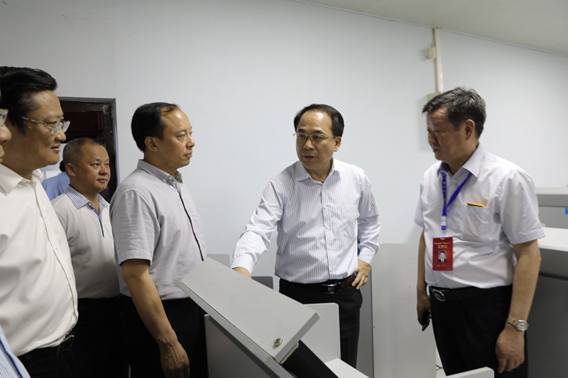 国家开放大学党委书记、校长杨志坚（右二）到我校考察调研