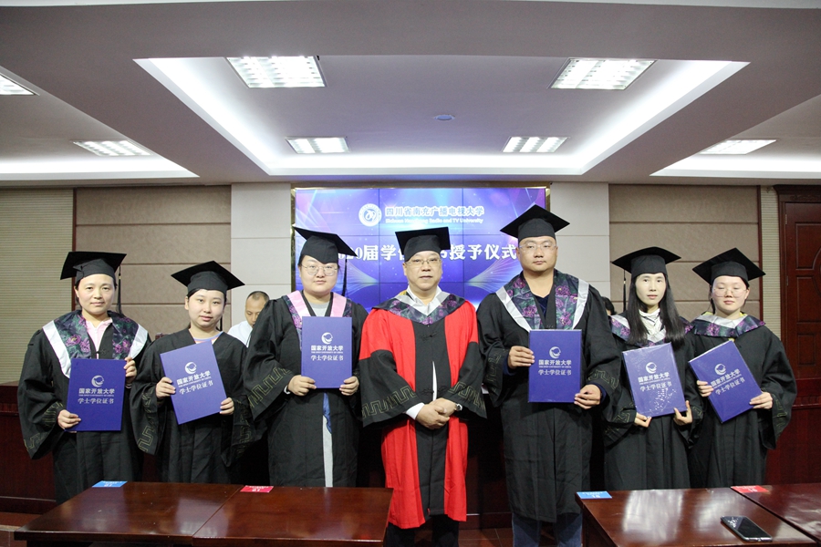 在典礼上，还举行了向2020届取得学士学位的学生授予学位证书的仪式。向202