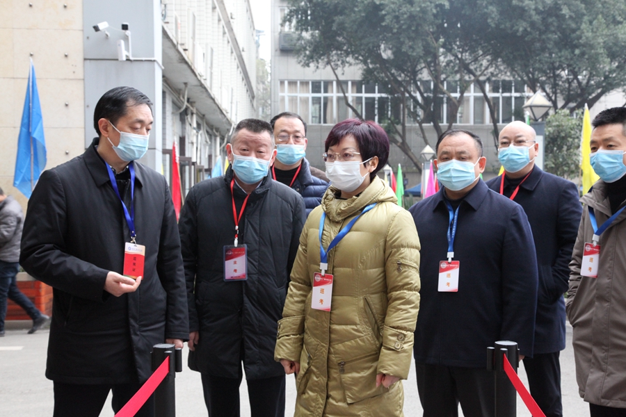 南充市人民政府副市长欧阳梅（中）四川开放大学党委书记杨俊辉（左一）到我校考察期末考试及疫情防控工作